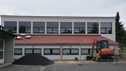 Bild: jr
Derzeit wird noch an den Außenanlagen der generalsanierten Grundschulturnhalle in Bad Neualbenreuth gearbeitet.