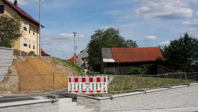Bild: wro
Bis auf einige Restarbeiten ist die Sanierungsmaßnahme Carl-Ulrich-Straße abgeschlossen. Die Böschung muss noch bepflanzt werden.