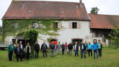 Bild: gru
Einblicke in seine Pläne mit dem Weißenberger Schloss gewährt Volker Noffke (Sechster von links) dem Gemeinderat Edelsfeld mit Bürgermeister Hans-Jürgen Strehl (Fünfter von links) und Bürgern aus dem Ort.