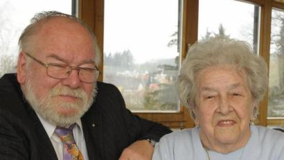 Bild: Stephan Huber
So kannte man Reinhard Dähne (links). Das Bild zeigt ihn beim 90. Geburtstag seiner Mutter Annemarie Markgraf 2012.