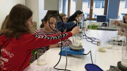 Bild: Naabtal Realschule/exb
Die Schülerinnen der Naabtal-Realschule in Aktion. Die Girls’ Day Akademie half ihnen dabei, einen besseren Einblick in die MINT-Berufe zu bekommen. Ziel ist es, dass mehr junge Frauen über den beruflichen Tellerrand blicken.