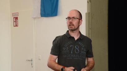 Bild: bey
Sven Schuller, Institut für Energietechnik OTH Amberg, stellt die Möglichkeiten zur Erneuerung der Heizungsanlage und Warmwassergewinnung im Sportzentrum Eslarn vor.