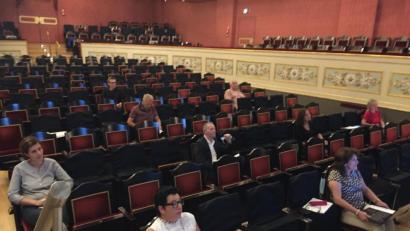 Bild: eik
Der Kulturausschuss bekam bei seiner Sitzung im Stadttheater schon mal einen Eindruck davon, wie die neuen Sitz-Regeln aussehen: Jede zweite Reihe muss frei bleiben, ebenso drei Sitze zwischen Besuchern, die nicht aus einem Haushalt kommen. Schwarze Hussen markieren die Plätze, die nicht genutzt werden dürfen.