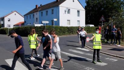 Bild: Mittelschule Mitterteich/exb
Teil der Schülerlotsen-Ausbildung an der Mittelschule Mitterteich waren auch praktische Übungen auf der Straße. Die Leitung lag bei Polizeihauptmeisterin Diana Lenz von der PI Waldsassen.