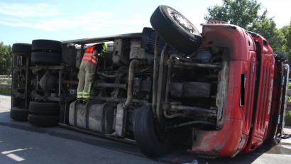 Bild: Alexander Auer
Auf der Autobahn 93 ist ein Lkw bei Regensburg-Königswiesen in Fahrtrichtung Weiden umgekippt.