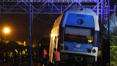 Bild: Michal Kamaryt/dpa
Am späten Dienstagabend ist in Tschechien ein Personenzug mit einem stehenden Güterzug zusammengestoßen. Ein Mensch starb.