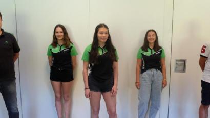 Bild: ohr
Die Mädchen I mit (von links) Lea Wittmann, Eva Wittmann und Antonia Heigl holten in der abgelaufenen Saison unangefochten den Meistertitel in der Bezirksoberliga. Hauptvereinsvorsitzender Andreas Hanff (links) und Spartenleiter Erich Kneißl (rechts) freuen sich mit den Akteurinnen über den Erfolg.