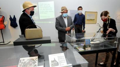 Bild: Huber
Mit Hut, Mundschutz und Wanderstock: Kulturreferent Fabian Kern, Bürgermeister Martin Preuß, Museumsmitarbeiter Michael Herzog und Museumsleiterin Julia Riß (von links) inspizieren die Exponate der Ausstellung "Urlaub aus dem Depot".