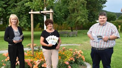 Bild: no
Das durch die Coronakrise reduzierte Angebot für die Sommerferien präsentieren (von links) Bürgermeisterin Brigitte Bachmann, Heike Herbst von der Verwaltungsgemeinschaft und Bürgermeister Dieter Dehling..