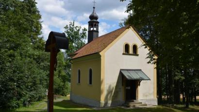 Bild: jr
Ein Gottesdienst findet am Sonntag, 19. Juli, vor der Gommelbergkapelle in Pleußen statt. Dabei wird auch das renovierte Feldkreuz gesegnet.