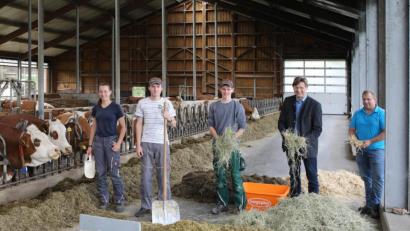 Bild: JOCHEN NEUMANN 
ERBENDORF
Mit Bravour meisterten (von links) Theresa Bäumler, Stefan Decker und, Philip Bauml die Gehilfenprüfung Landwirt. Mit auf dem Bild (von rechts) Landwirtschaftsmeister Martin Fütterer und der Leiter des Amts für Ernährung, Landwirtschaft und Forsten aus Weiden, Reinhold Witt.