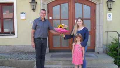 Bild: kro
Bürgermeister Franz Schöner gratulierte der neuen Jugendbeauftragten des Marktes Mähring, Sophie Köstler, zu ihrer Ernennung. Darüber freute sich auch ihre jüngere Schwester Amelie.