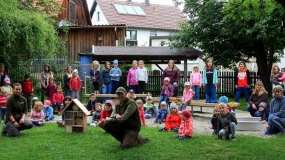 Bild: wro
Das erste Insektenhotel ist bereits fertig.Voller Stolz zeigen es die Kinder, ihre Erzieherinnen und die Naturpark-Ranger, Marie Wittmann und Jonas Ständer (vorne von links), im Garten des Kinderhauses.