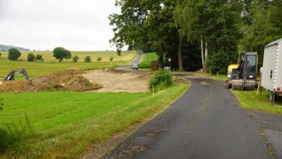 Bild: bkr
Auf der Neusorger Seite haben bei Wernersreuth die Arbeiten zum Ausbau der Gemeindeverbindungsstraße nach Oberwappenöst begonnen. In drei Monaten soll die löchrige Strecke eine bequeme Breite von 3,50 Metern haben.