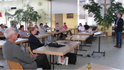 Bild: sei
Bürgermeister Richard Kammerer (rechts) begrüßt beim Treffen der Lenkungsgruppe zur Städtebauförderung den Stadtplaner Emil Lehner (links) und Architektin Christine Lehner (Zweite von links links).