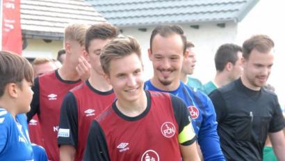 Bild: gb
Dennis Lippert vorm Testspiel des 1. FC Nürnberg II im August 2019 in Mitterteich: Es ist fraglich, ob der Weidener das Club-Trikot noch mal trägt.
