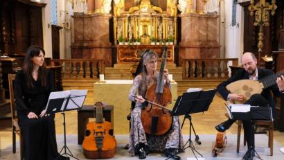 Bild: do
Unter dem Motto "Nostalgia - Das Meer der Erinnerungen" bereisen Sängerin Nihan Devecioglu (links) Friederike Heumann (Gambe) und Thomas Boysen (Theorbe) in der Klosterkirche Speinshart musikalisch die Mittelmeerregion.
