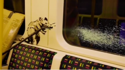 Screenshot: instagram.com/banksy
Eine Ratte hustet eine Farbwolke ans Fenster. Hinter dem Kunstwerk steckt der britische Künstler Banksy.
