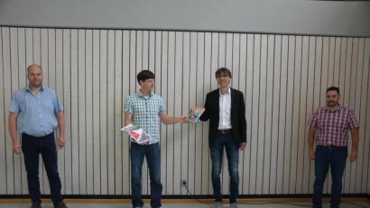 Bild: BSZ Wiesau/exb
Preisträger Thomas Zimmermann (Zweiter von links) erhielt die Auszeichnung von Oberstudiendirektor Thomas Metzler (Dritter von links). Es gratulierten auch Oberstudienrat Jürgen Böckl (Abteilungsleiter Gewerblich II) und Norbert Scharnagl (rechts), Klassenleiter und Fachbetreuer Metall.