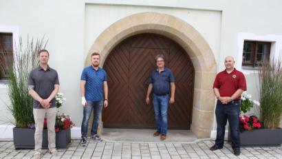 Bild: bjp
Auf Captain Victor A. Colón Ramirez (rechts) geht die Initiative des "589th Brigade Support Batallion" für ein gemeinsames amerikanisch-oberpfälzisches "Rama dama" am Dießfurter Freizeitsee-Ufer zurück. Von links: Captain Evan J. Peloquin (Community Relation Officer/Öffentlichkeitsbeauftragter der Einheit), André N. Potzler (Pressesprecher des "7th Army Training Command"), Bürgermeister Bernhard Stangl.