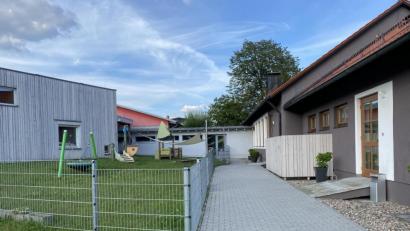 Bild: Eichl
Der Verbindungsgang zwischen Gemeindehaus (rechts) und Kindergarten macht einen Tekturbauantrag notwendig; abgelegte Kinderkleidung in dem Gang ist eine Brandlast, die ursprünglich nicht mitbedacht worden war.