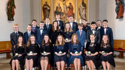 Bild: exb
Am Weißen Sonntag 2019 ließen sich die Fürnrieder Konfirmanden vor dem Altar der Willibaldskirche ablichten. Das Foto ihrer Nachfolger von heuer bekommt einen anderen Hintergrund.