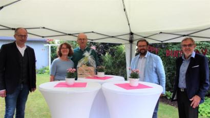 Bild: stg
Bürgermeistertreffen zum 70. Geburtstag: Der Kastler Altbürgermeister Bruno Haberkorn (mit Ehefrau Anita) nahm die Gratulationen seines Nachfolgers Josef Etterer, des aktuellen Gemeindeoberhaupts Hans Walter (von rechts) sowie von Kemnaths Rathauschef Roman Schäffler (links) entgegen.
