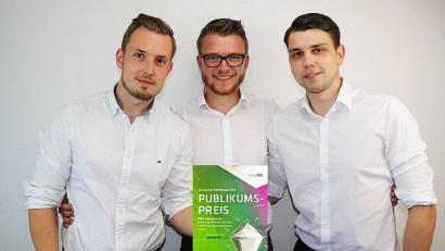 Bild: lst
Da ist das Ding: Stolz präsentieren Robin Bauer, Sandro Wolfram und Alexander Strehl (von links) die Urkunde der Kategorie „Publikumspreis“ des Sächsischen Gründerpreises.