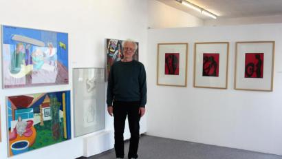 Bild: stg
Wenn der Kurator zum Künstler wird: Wolfgang Herzer hat mit Werken aus dem Lagerbestand des Kunstvereins eine vielfältige und doch stimmige Ausstellung geschaffen.