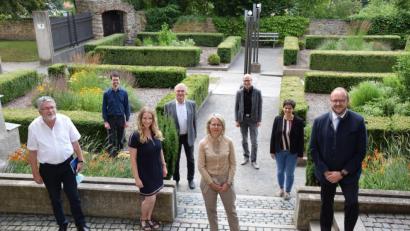 Bild: Claudia Prößl/exb
Mit ihrer Zusammenarbeit sehen sie den Berufsschulstandort Neustadt gestärkt (von links): Reiner Butz, Christian Frey, Sandra Beer, Leo Dietrich, Claudia Wildenauer-Fischer, Roland Kusche, Tanja Fichtner und Andreas Meier.