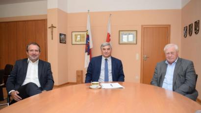 Bild: bnr
Viel zu besprechen gab es beim Besuch des Bundestagsabgeordneten Karl Holmeier (Mitte) im Nabburger Rathaus. Der Hausherr, Bürgermeister Frank Zeitler (links) und Bürgermeister Johann Wilhelm (rechts)aus Guteneck brachten einige Brennpunkte zur Sprache.