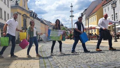 Bild: Biczysko
Bildtext:
Dynamisch wie einst die "Beatles": die Organisatoren des Langen Einkaufssamstags, der am 18. Juli eine kleine Alternative zum Altstadtfest bieten soll, um wieder ein bisschen Leben in die Stadt zu bringen. Unser Bild zeigt (von links) Innenstadtkoordinator Dominik Hartmann, Daniela Pöhlmann von der Stewog, Stefanie Fürst von der Wirtschaftsförderung, MAKnetisch-Vorsitzenden Sebastian Macht und Oberbürgermeister Oliver Weigel. Foto: Peggy Biczysko