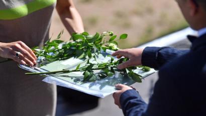 Bild: Martin Schutt
Wie gebührend Lebewohl sagen, wenn das Coronavirus so oft einen Strich durch die Rechnung macht? Die Gymnasien in der Region gehen mit ihrer Abiturientenverabschiedung ganz unterschiedlich um.