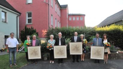 Bild: bey
Bürgermeister Reiner Gäbl (links) verabschiedet die ausgeschiedenen Marktgemeinderäte Albin Meckl, mit Ehefrau Anna, Kurt Baumann mit Ehefrau Gerti, Eduard Forster mit Lebensgefährtin Theresia Rauch, Josef Illing mit Ehefrau Gabriele (von links).