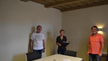 Bild: exb/Gabriele Buchbinder
Frank Jakob und Beate Zierer übergeben Bürgermeister Reiner Gäbl die Unterlagen und das Vereinsvermögen des aufgelösten Fremdenverkehrsvereins Eslarn.