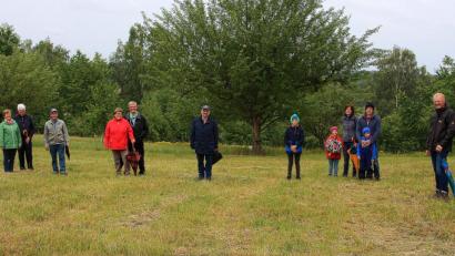 Bild: wro
Die Bio-Wanderung leitete Günther Erhardt (Bildmitte). Nicht nur an der Streuobstwiese, wie hier auf dem Foto, sondern auch an anderen Orten, erklärte er was man unter Bio-Produkten versteht; zudem beantwortete die Fragen der Teilnehmer.
