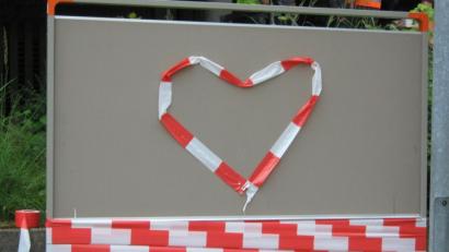 Bild: Kempf
Mit Herz aber wohl auch mit Absperrband: So wird es laut BLLV auch im neuen Schuljahr weitergehen