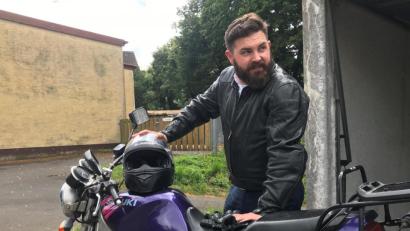 Bild: Sebastian Dippold/exb
"Richtig hässlich" nennt Bürgermeister Sebastian Dippold seine Suzuki GSR 500. Bei einem Ausflug nach Passau landet er unter der Maschine und zieht sich dabei eine angebrochen Rippe zu.