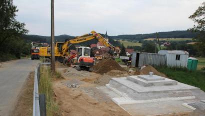 Bild: frd
In Pertolzhofen läuft die Sanierung der Wasserleitung. Die Baumaschinen sind derzeit auf der Straße nach Mantlarn anzutreffen.