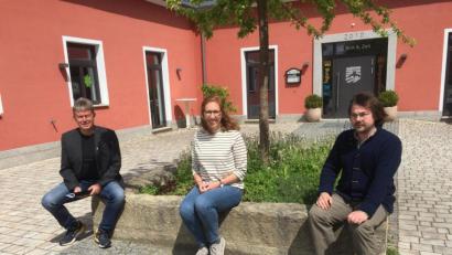 Bild: exb
Das Bild täuscht: Heimat-Unternehmer und Öko-Modellregion wollen nicht Abstand halten, sondern näher zusammenrücken. Projektkoordinator Alfred Wolf von den Heimat-Unternehmern vereinbarte mit Managerin Lisa Hertel und Projektmanager Markus Frank von der Öko-Modellregion (von links) eine intensivere Zusammenarbeit.