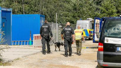 Bild: Hösamer
Bereits am Montag versuchten Hunde, auf dem Grundstück in Büchelkühn die Spur von Karlheinz R. aufzunehmen. Am Mittwoch führten die Fahndungsmaßnahmen zum Erfolg: Der mutmaßliche Doppelmörder wurde bei Domažlice im Nachbarland Tschechien festgenommen.