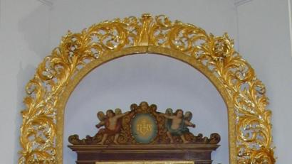 Bild: cr
Mit seinem prächtigen Akanthusrahmen stammt der linke Seitenaltar, so vermutet der Neustädter Heimatforscher Heinrich Ascherl, von St. Quirin, das einen neuen Seitenaltar erhielt.