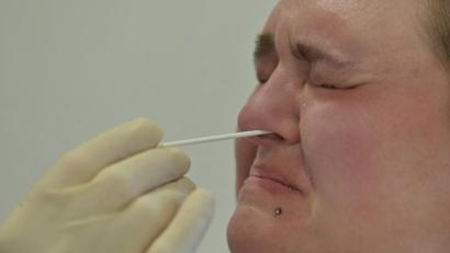 Bild: ref
Da kann schon mal eine Träne fließen, wenn das Stäbchen tief in die Nase eingeführt wird. Denn die Prozedur ist nicht angenehm. Dr. Thomas Steger erklärt aber: „Die Patienten halten das schon aus.“