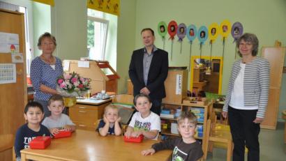 Bild: ak
Bürgermeister Christian Porsch verabschiedete Sabine Hofmann (hinten links), die in den Vorruhestand geht, und Helga Herbolzheimer (rechts). Sie „zieht“ mit den verbleibenden SVE-Kindern an die Markgrafenschule um.