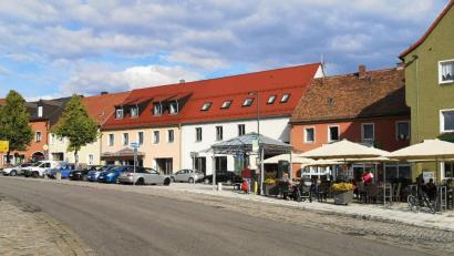 Bild: lnz
Sehbehinderte müssen am Unteren Markt in Mitterteich die üblichen Laufwege entlang der Häuser verlassen, um die Gastronomiebereiche zu umgehen oder die Bushaltestelle zu erreichen. Im Bauausschuss wurde nun bemängelt, dass die im Vorjahr zugesicherten Hilfsmarkierungen nach wie vor fehlen.