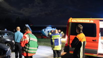 Bild: Bild: Jürgen Masching
Hubschrauber und rund 200 Rettungskräfte, unter anderem die Feuerwehr Kaltenbrunn, helfen mit, die verletzten Fallschirmspringer aus schwer zugänglichen Baumkronen zu befreien.