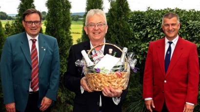 Bild: zer
Hans-Georg Birkmüller (links) und Dietmar Schaller (rechts) überbrachten Jubilar Joseph Frischholz ein Geschenk der Gesangvereine von Pirk und Luhe.