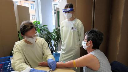 Bild: ubb
Die Erlangener Ärztin Stephanie Beileke (hinten) ist immer vor Ort, wenn wie hier Student Tim Fitz der Probandin Christine Feldsmann aus Pleußen Blut nimmt.