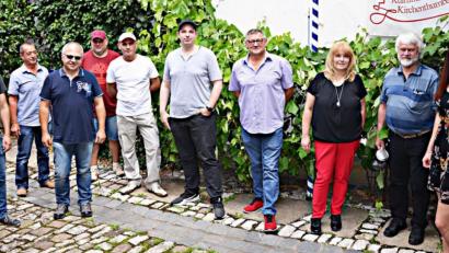 Bild: ü
Einige Mitarbeiter halten der Firma Kollmer in Kirchenthumbach seit vielen Jahren die Treue. Dafür nehmen die langjährigen Kollegen nun Auszeichnungen entgegen.