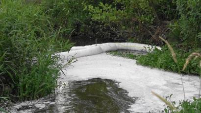 Bild: nic
In der Waldnaab beim Fischhofpark Tirschenreuth brachte die Feuerwehr Tirschenreuth übers Wochenende eine Ölsperre ein. Bei einem Bagger platze ein Hydraulikschlauch und Öl geriet in das Gewässer.